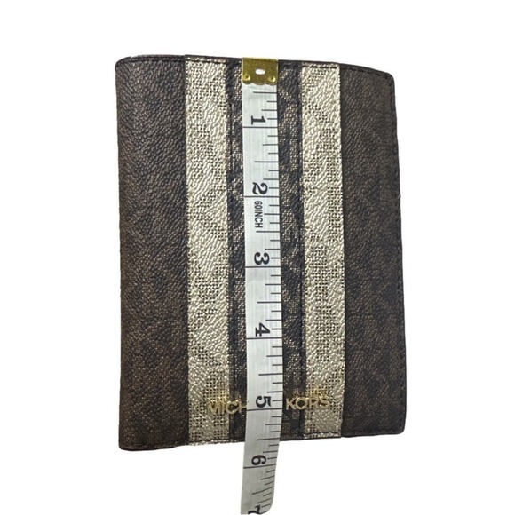 Michael Kors Jet Set Passport and Card Holder / Wallet - Picture 10 of 10